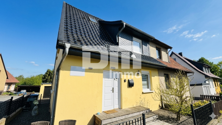 Vielseitiges Immobilien-Ensemble mit 2 modernisierten Haushälften + Carport und Garten/Terrasse - Frontansicht